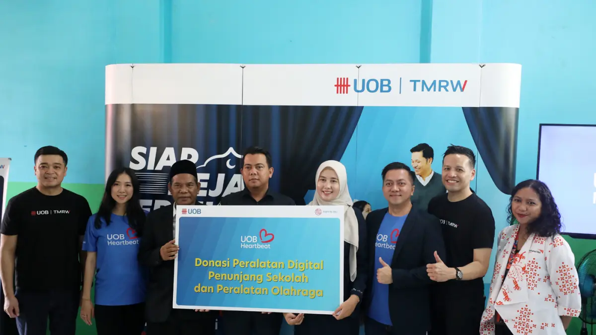 TMRW Head UOB Indonesia Glenn Natamihardja (dari kiri) bersama Sustainability Head UOB Indonesia Chelsea Monacella, Kepala Yayasan SD, SMP dan SMA Al-Rahmah Muhammad Nurdin Sadzali, Kepala Sekolah SMP Al-Rahmah Herman Susanto, Kepala Sekolah SD Khusus Al-