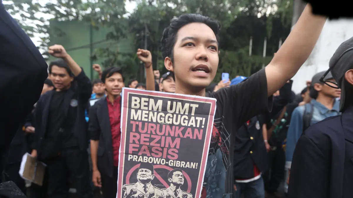 Aksi unjuk rasa Mahasiswa di Gerbang Pancasila, Gedung DPR, Senayan, Jakarta, Senin (15/6/2026). (Dery Ridwansah/ JawaPos.com)