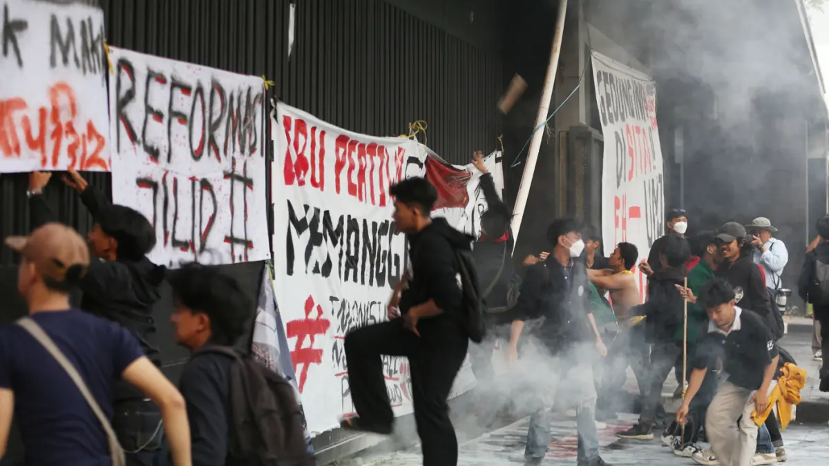 Aksi unjuk rasa Mahasiswa di Gerbang Pancasila, Gedung DPR, Senayan, Jakarta, Senin (15/6/2026). (Dery Ridwansah/ JawaPos.com)