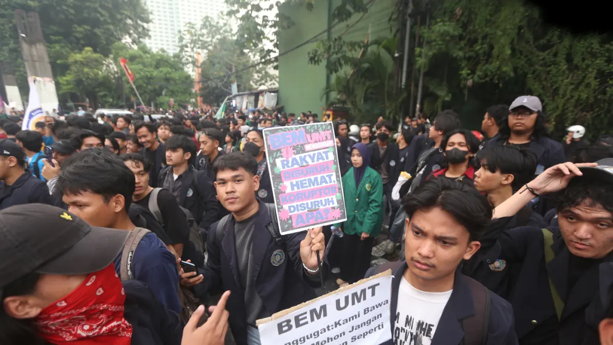 Aksi unjuk rasa Mahasiswa di Gerbang Pancasila, Gedung DPR, Senayan, Jakarta, Senin (15/6/2026). (Dery Ridwansah/ JawaPos.com)