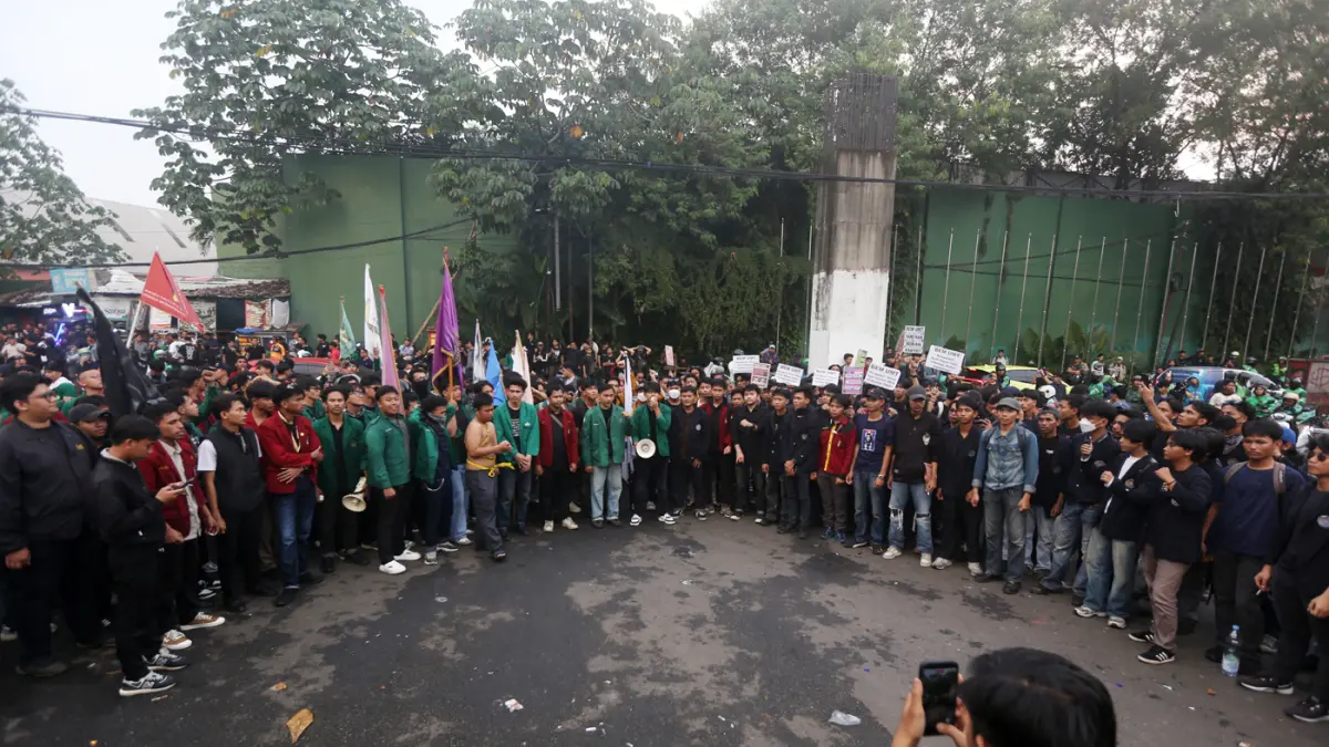 Aksi unjuk rasa Mahasiswa di Gerbang Pancasila, Gedung DPR, Senayan, Jakarta, Senin (15/6/2026). (Dery Ridwansah/ JawaPos.com)