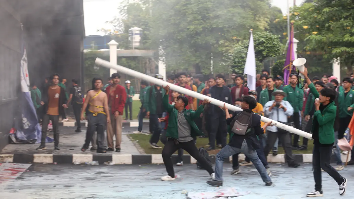 Aksi Mahasiswa di Gerbang Pancasila Gedung DPR Jakarta - Image