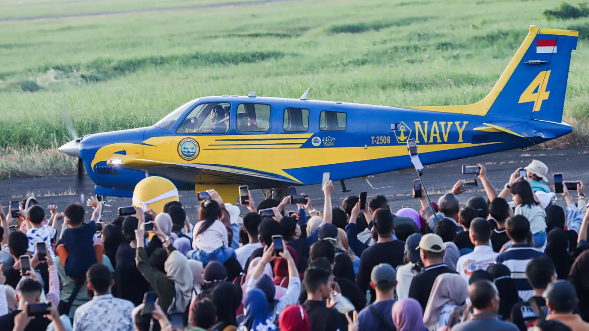 Atraksi pesawat Bonanza G-36 menjadi daya tarik utama Naval Air Base Open Day, Lanudal Juanda, Jawa Timur, Sabtu (13/6/2026). (Riana Setiawan/Jawa Pos)