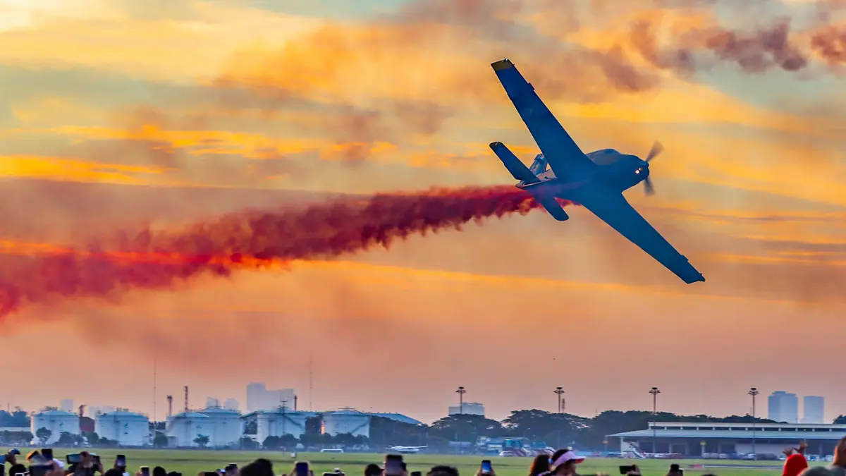 Atraksi pesawat Bonanza G-36 menjadi daya tarik utama Naval Air Base Open Day, Lanudal Juanda, Jawa Timur, Sabtu (13/6/2026). (Riana Setiawan/Jawa Pos)