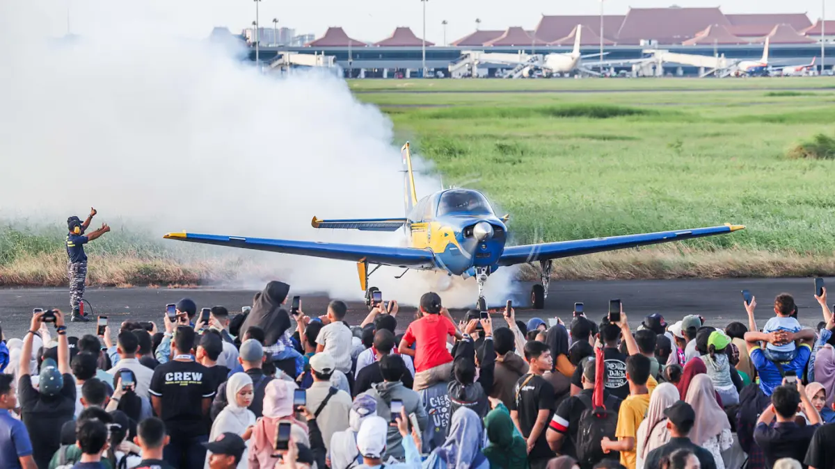 Atraksi pesawat Bonanza G-36 menjadi daya tarik utama Naval Air Base Open Day, Lanudal Juanda, Jawa Timur, Sabtu (13/6/2026). (Riana Setiawan/Jawa Pos)