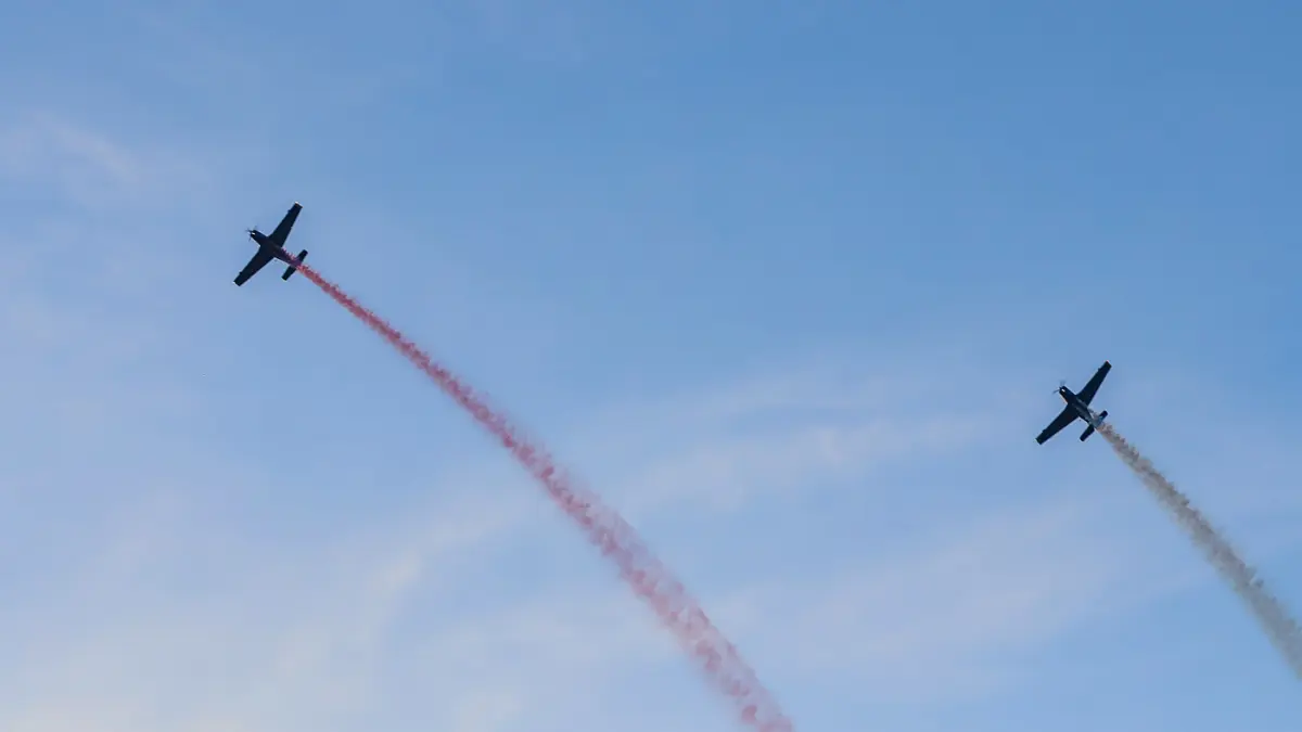 Atraksi pesawat Bonanza G-36 menjadi daya tarik utama Naval Air Base Open Day, Lanudal Juanda, Jawa Timur, Sabtu (13/6/2026). (Riana Setiawan/Jawa Pos)