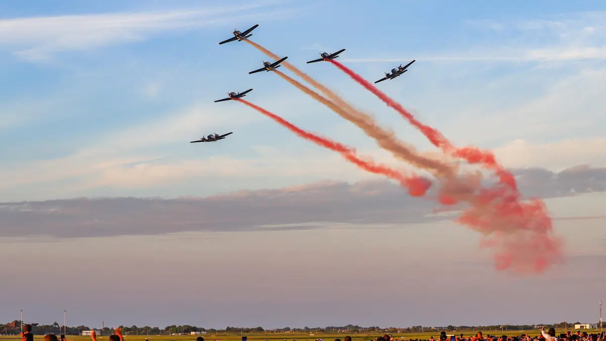 Atraksi pesawat Bonanza G-36 menjadi daya tarik utama Naval Air Base Open Day, Lanudal Juanda, Jawa Timur, Sabtu (13/6/2026). (Riana Setiawan/Jawa Pos)