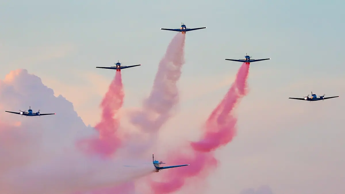 Atraksi pesawat Bonanza G-36 menjadi daya tarik utama Naval Air Base Open Day, Lanudal Juanda, Jawa Timur, Sabtu (13/6/2026). (Riana Setiawan/Jawa Pos)