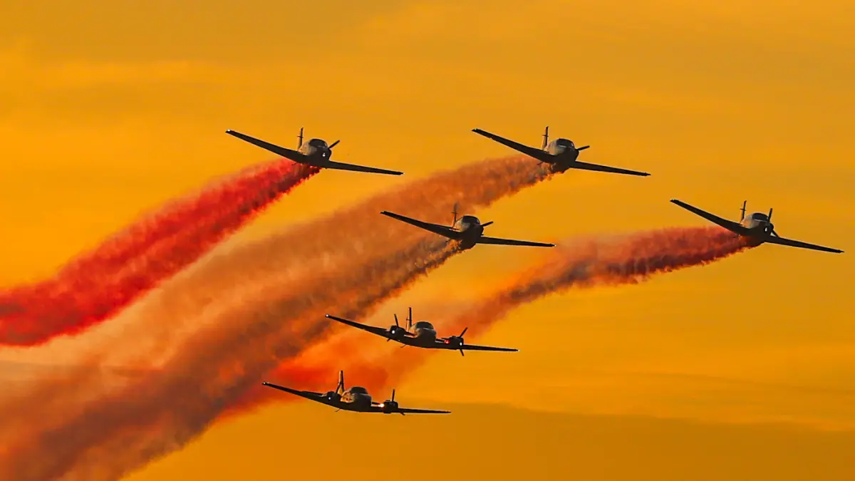 Atraksi pesawat Bonanza G-36 menjadi daya tarik utama Naval Air Base Open Day, Lanudal Juanda, Jawa Timur, Sabtu (13/6/2026). (Riana Setiawan/Jawa Pos)