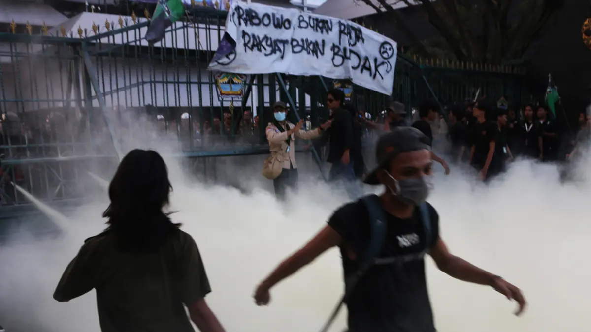 Mahasiswa Semarang menggelar aksi demonstrasi di halaman kompleks gubernuran, Kota Semarang , Jawa Tengah, Senin (15/6/2026). (Nur Chamim/Jawa Pos Radar Semarang)