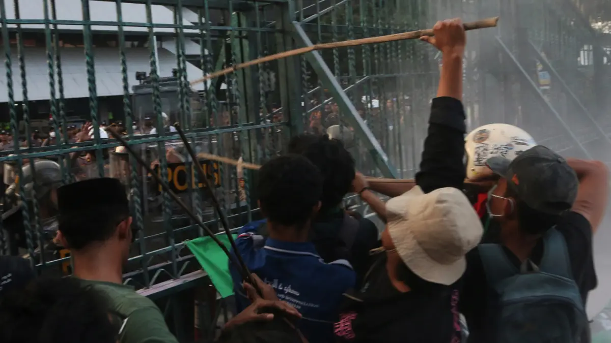 Mahasiswa Semarang menggelar aksi demonstrasi di halaman kompleks gubernuran, Kota Semarang , Jawa Tengah, Senin (15/6/2026). (Nur Chamim/Jawa Pos Radar Semarang)