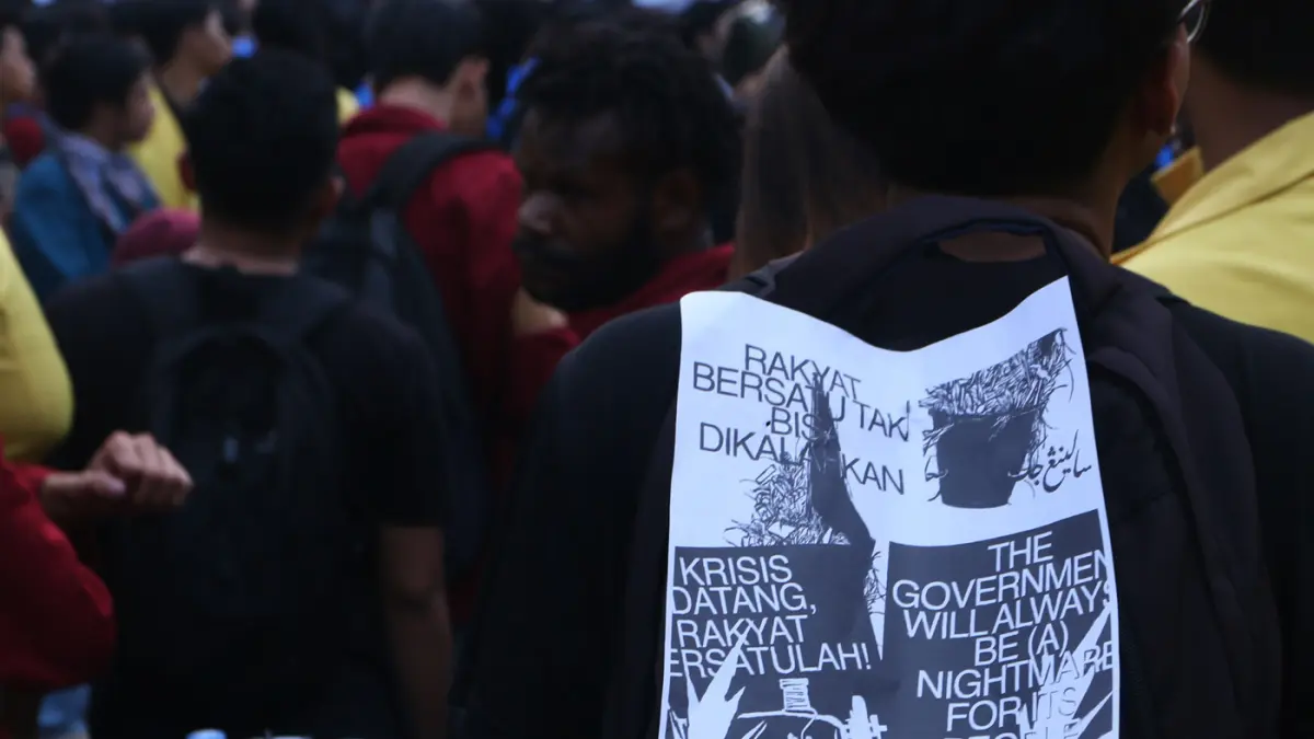 Mahasiswa Semarang menggelar aksi demonstrasi di halaman kompleks gubernuran, Kota Semarang , Jawa Tengah, Senin (15/6/2026). (Nur Chamim/Jawa Pos Radar Semarang)