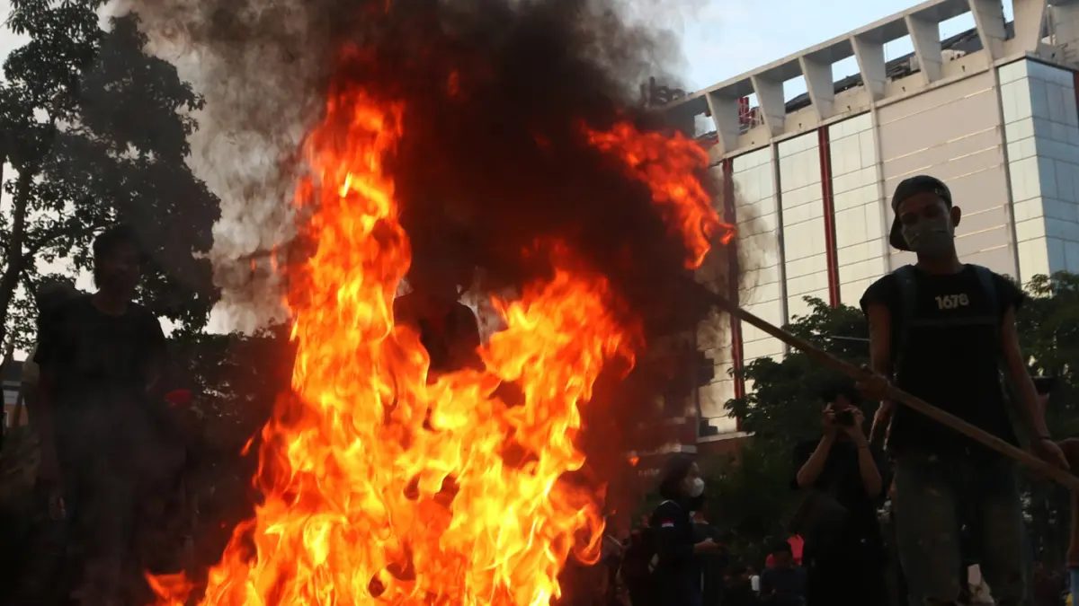 Mahasiswa Demo Bakar Ban di Jalan Pahlawan Semarang - Image