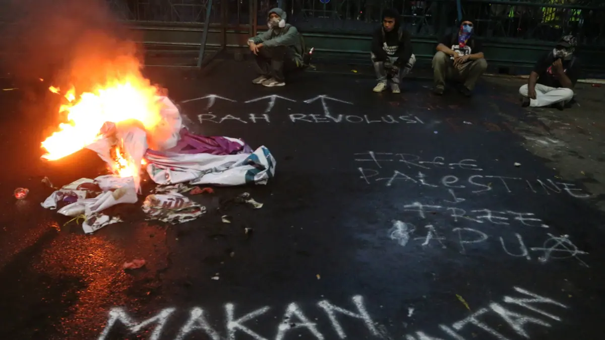 Mahasiswa Semarang menggelar aksi demonstrasi di halaman kompleks gubernuran, Kota Semarang , Jawa Tengah, Senin (15/6/2026). (Nur Chamim/Jawa Pos Radar Semarang)