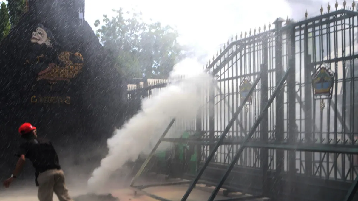 Mahasiswa Semarang menggelar aksi demonstrasi di halaman kompleks gubernuran, Kota Semarang , Jawa Tengah, Senin (15/6/2026). (Nur Chamim/Jawa Pos Radar Semarang)