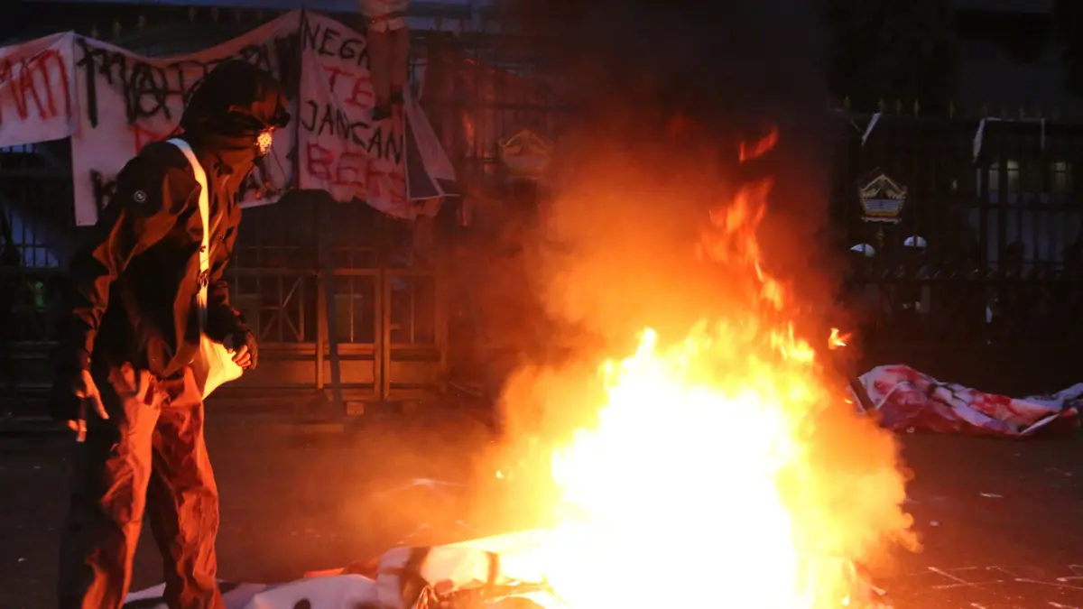 Mahasiswa Semarang menggelar aksi demonstrasi di halaman kompleks gubernuran, Kota Semarang , Jawa Tengah, Senin (15/6/2026). (Nur Chamim/Jawa Pos Radar Semarang)