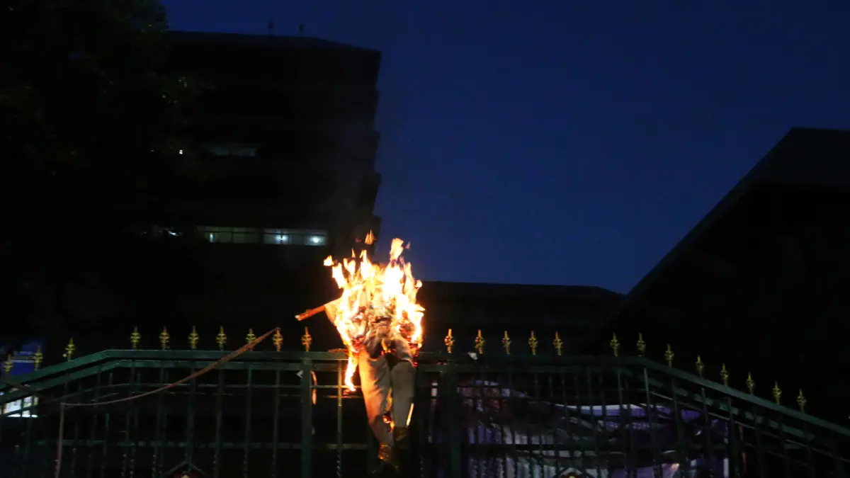 Mahasiswa Semarang menggelar aksi demonstrasi di halaman kompleks gubernuran, Kota Semarang , Jawa Tengah, Senin (15/6/2026). (Nur Chamim/Jawa Pos Radar Semarang)