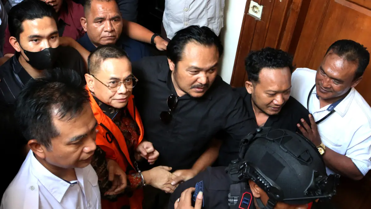 Mantan Bupati Pati, Sudewo dikawal petugas saat keluar dari ruang sidang Pengadilan Tipikor, Kota Semarang, Jawa Tengah, Senin (15/6/2026). (Nur Chamim/Jawa Pos Radar Semarang)