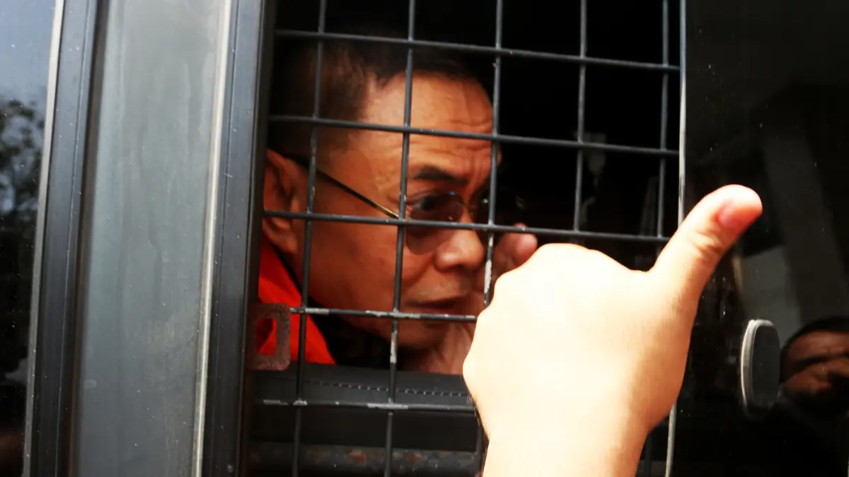 Mantan Bupati Pati, Sudewo dikawal petugas saat keluar dari ruang sidang Pengadilan Tipikor, Kota Semarang, Jawa Tengah, Senin (15/6/2026). (Nur Chamim/Jawa Pos Radar Semarang)