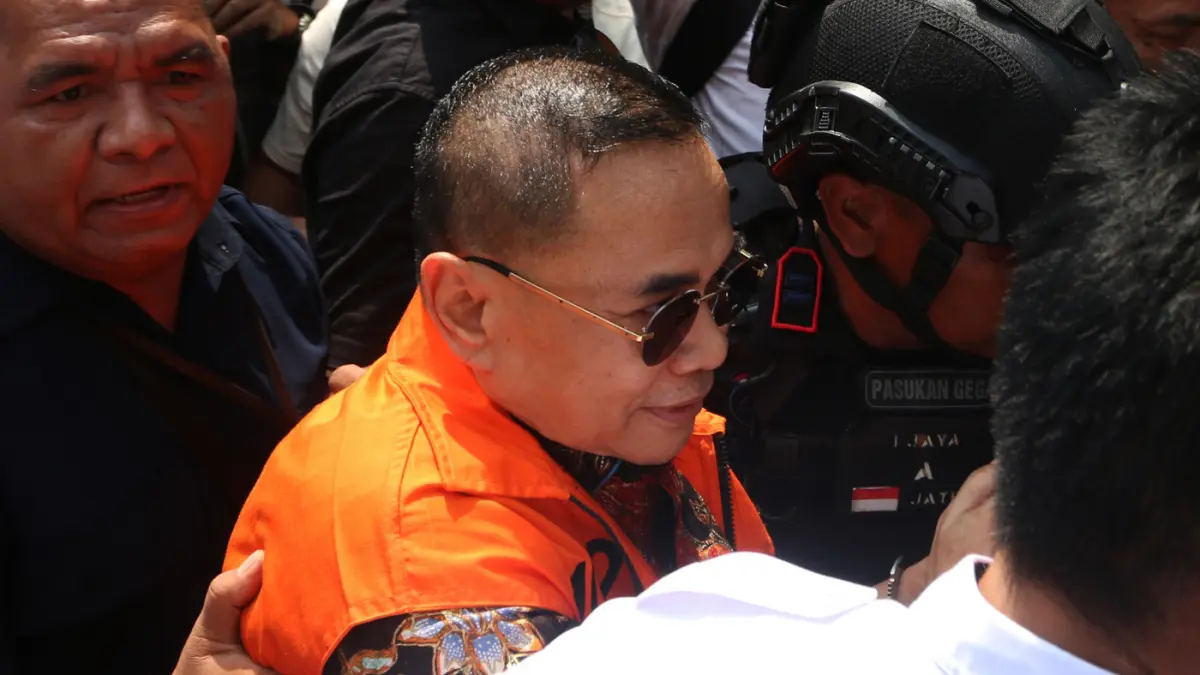 Mantan Bupati Pati, Sudewo dikawal petugas saat keluar dari ruang sidang Pengadilan Tipikor, Kota Semarang, Jawa Tengah, Senin (15/6/2026). (Nur Chamim/Jawa Pos Radar Semarang)