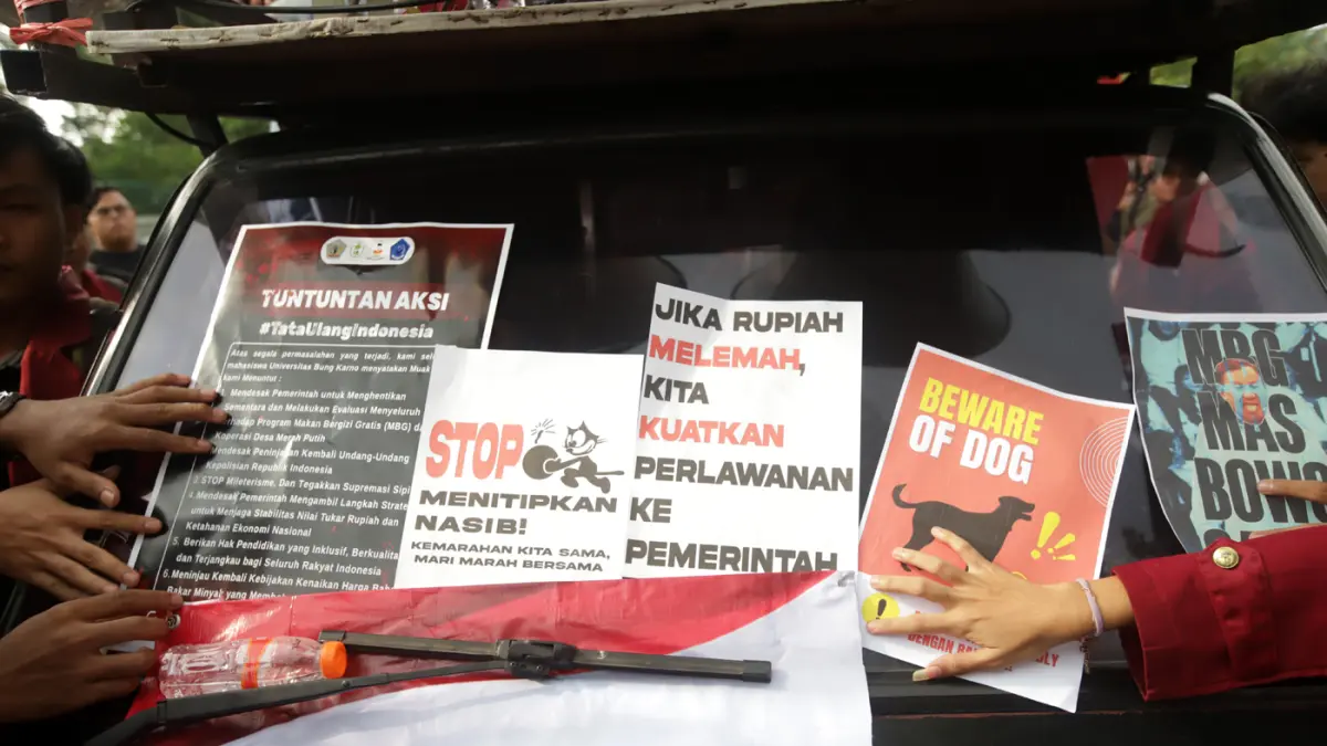 Ratusan Mahasiswa menggelar aksi unjuk rasa di Jalan Medan Merdeka Selatan, Jakarta Pusat, Senin (15/6/2026). (Dery Ridwansah/ JawaPos.com)