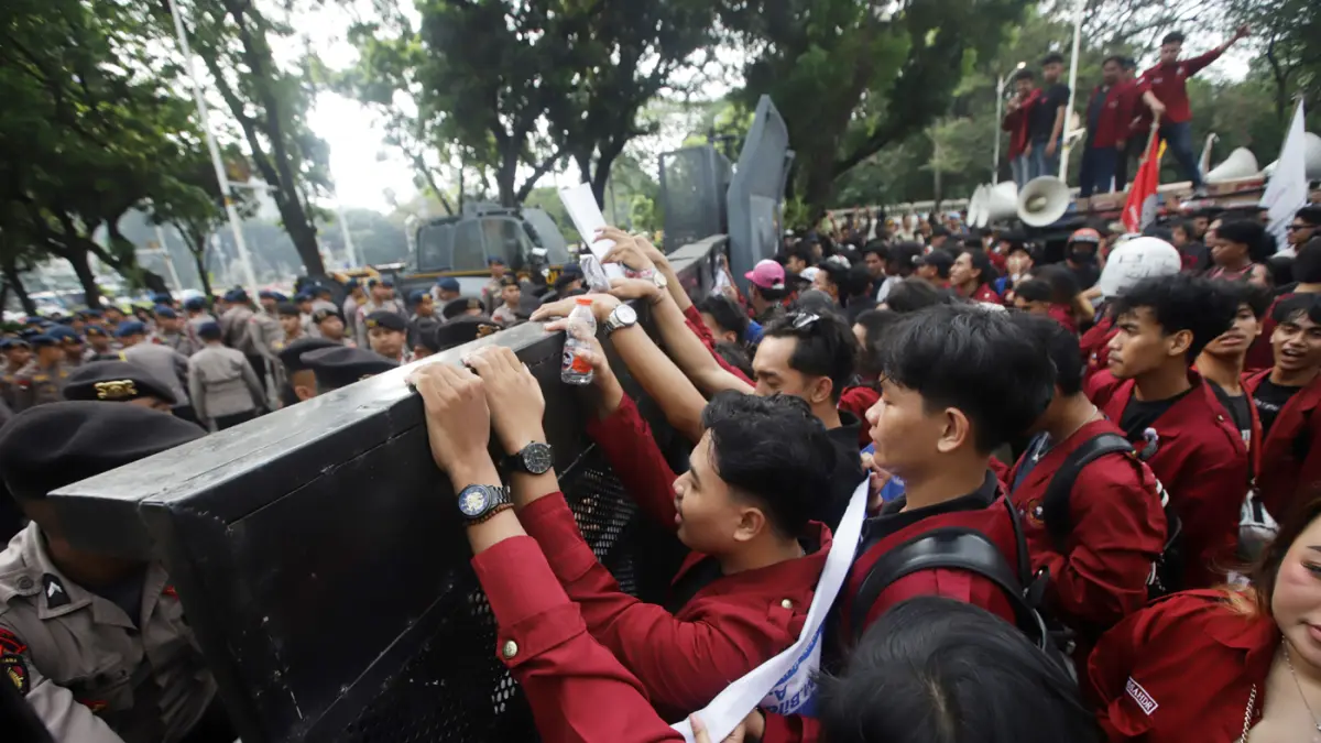 Ratusan Mahasiswa menggelar aksi unjuk rasa di Jalan Medan Merdeka Selatan, Jakarta Pusat, Senin (15/6/2026). (Dery Ridwansah/ JawaPos.com)