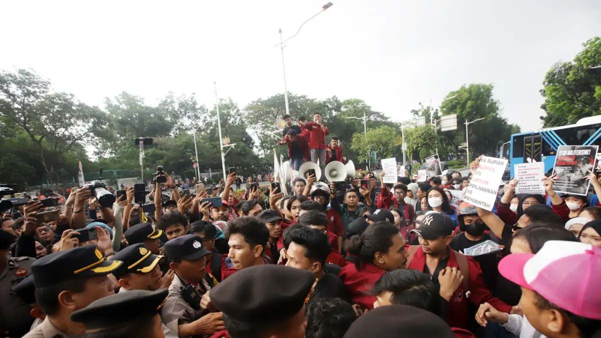 Ratusan Mahasiswa menggelar aksi unjuk rasa di Jalan Medan Merdeka Selatan, Jakarta Pusat, Senin (15/6/2026). (Dery Ridwansah/ JawaPos.com)