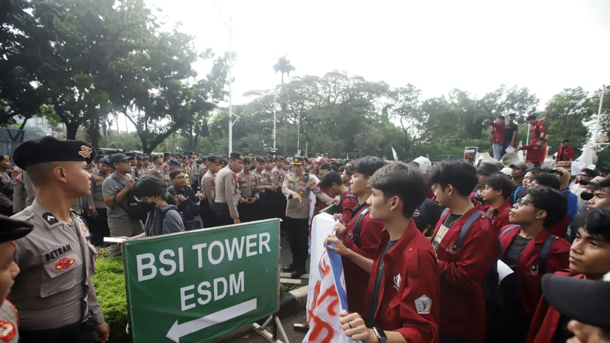Ratusan Mahasiswa menggelar aksi unjuk rasa di Jalan Medan Merdeka Selatan, Jakarta Pusat, Senin (15/6/2026). (Dery Ridwansah/ JawaPos.com)