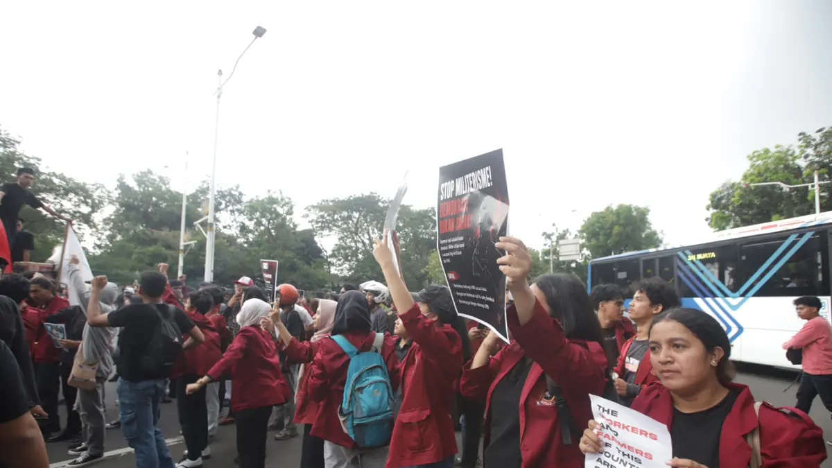 Ratusan Mahasiswa menggelar aksi unjuk rasa di Jalan Medan Merdeka Selatan, Jakarta Pusat, Senin (15/6/2026). (Dery Ridwansah/ JawaPos.com)