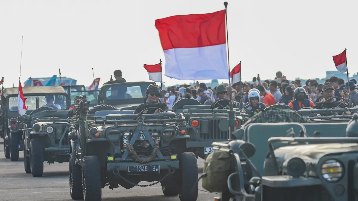 Sejumlah komunitas mobil meramaikan Naval Air Base Open Day, Lanudal Juanda, Jawa Timur, Sabtu (13/6/2026). (Riana Setiawan/Jawa Pos)