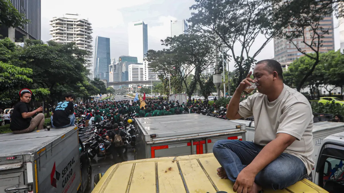 Sejumlah mahasiswa diblokade polisi saat akan menuju Patung Kuda, di Jalan Jendral Sudirman, Jakarta, Senin (15/6/2026).(Salman Toyibi/Jawa Pos)