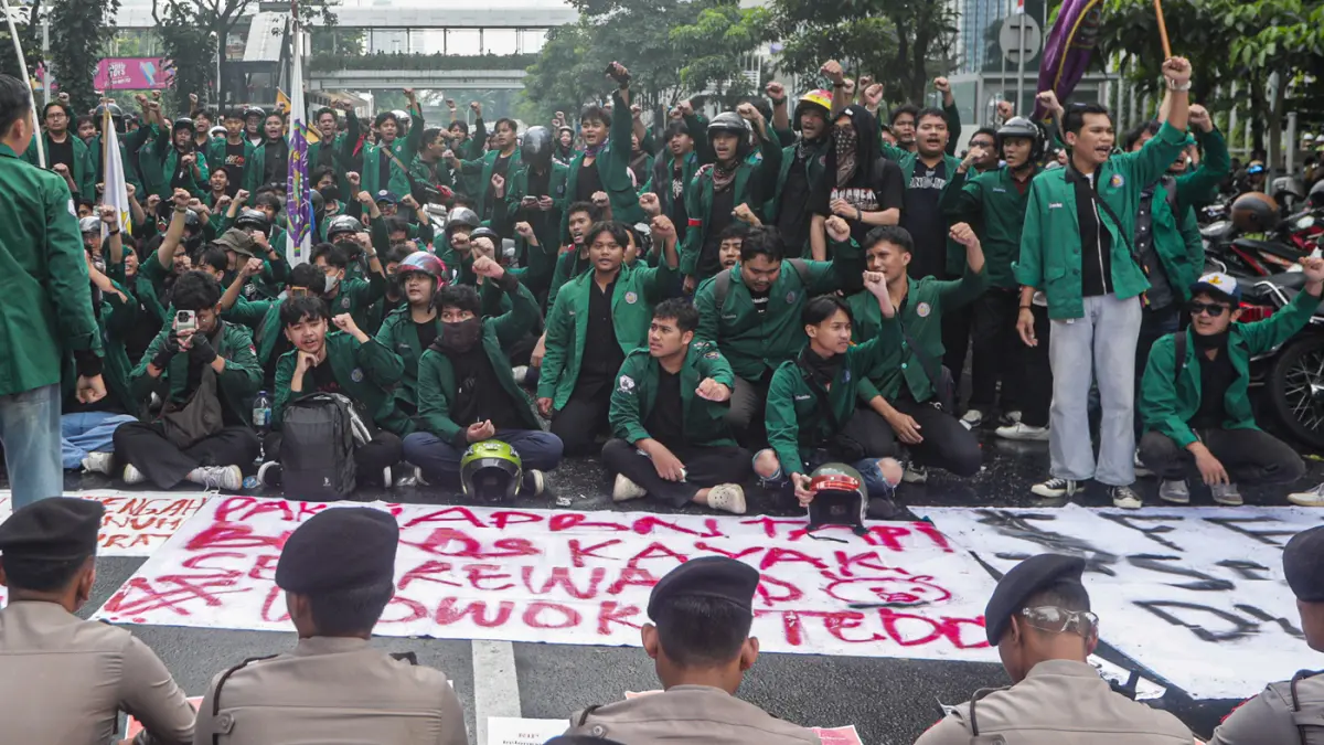 Sejumlah mahasiswa diblokade polisi saat akan menuju Patung Kuda, di Jalan Jendral Sudirman, Jakarta, Senin (15/6/2026).(Salman Toyibi/Jawa Pos)