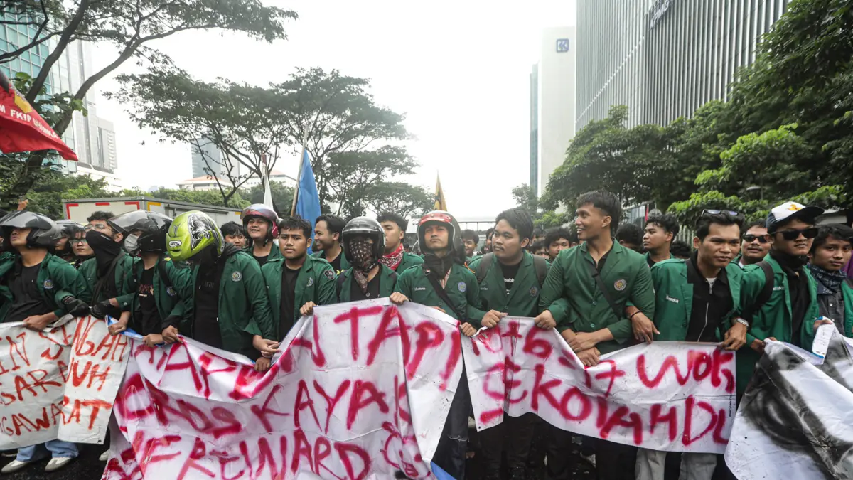 Sejumlah mahasiswa diblokade polisi saat akan menuju Patung Kuda, di Jalan Jendral Sudirman, Jakarta, Senin (15/6/2026).(Salman Toyibi/Jawa Pos)