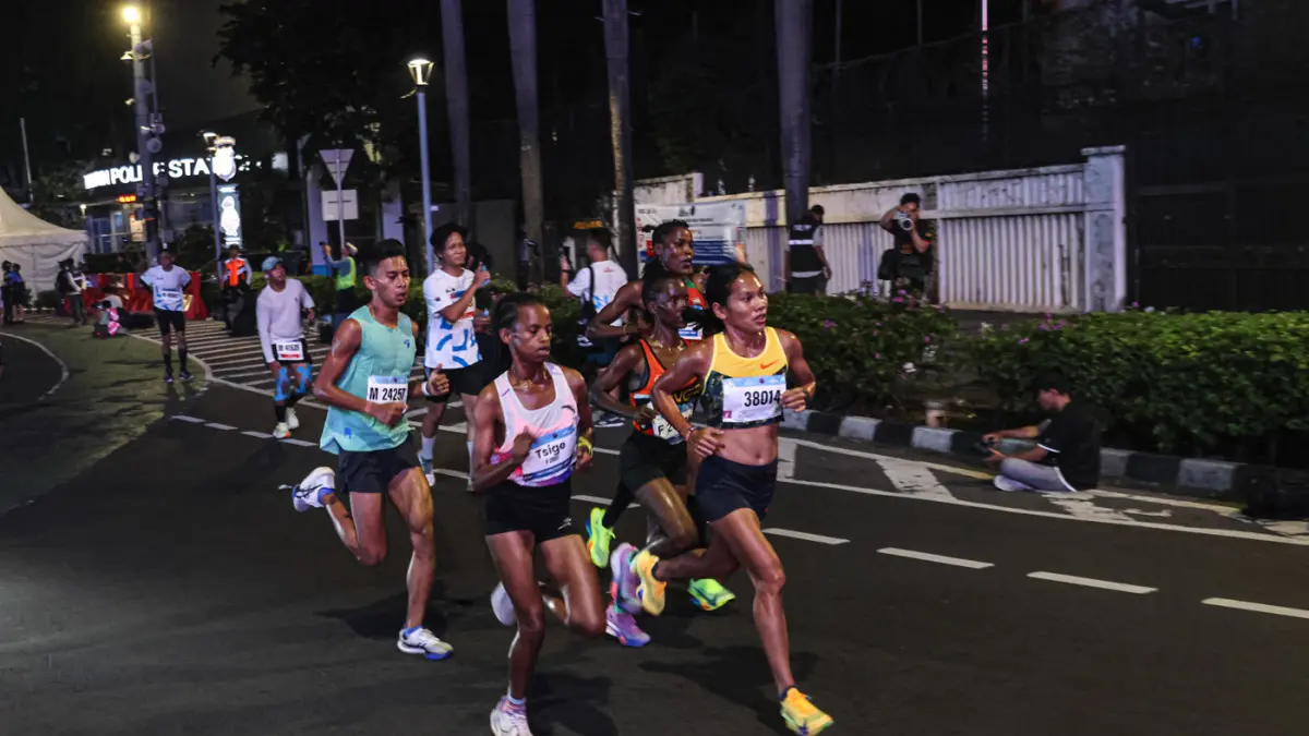Sejumlah pelari melintas saat mengikuti BTN Jakarta International Marathon 2026 di Bundaran HI, Jakarta,Minggu (14/06/2026). (Hanung Hambara/Jawa Pos)