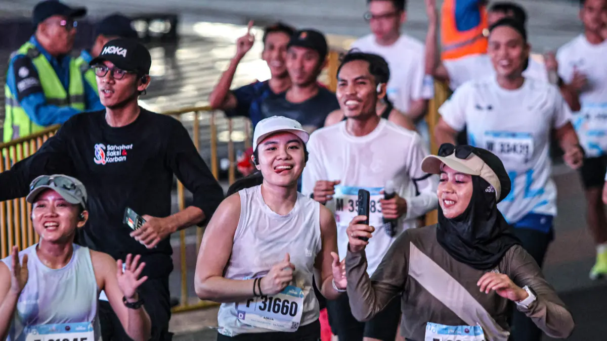 Sejumlah pelari melintas saat mengikuti BTN Jakarta International Marathon 2026 di Bundaran HI, Jakarta,Minggu (14/06/2026). (Hanung Hambara/Jawa Pos)