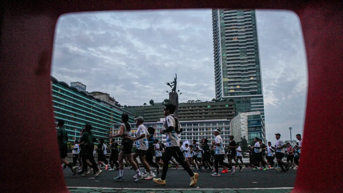 Sejumlah pelari melintas saat mengikuti BTN Jakarta International Marathon 2026 di Bundaran HI, Jakarta,Minggu (14/06/2026). (Hanung Hambara/Jawa Pos)