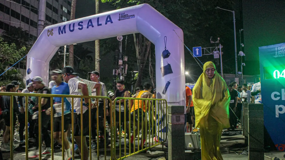 Sejumlah pelari melintas saat mengikuti BTN Jakarta International Marathon 2026 di Bundaran HI, Jakarta,Minggu (14/06/2026). (Hanung Hambara/Jawa Pos)