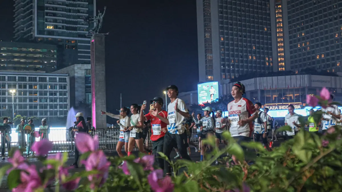 Sejumlah pelari melintas saat mengikuti BTN Jakarta International Marathon 2026 di Bundaran HI, Jakarta,Minggu (14/06/2026). (Hanung Hambara/Jawa Pos)