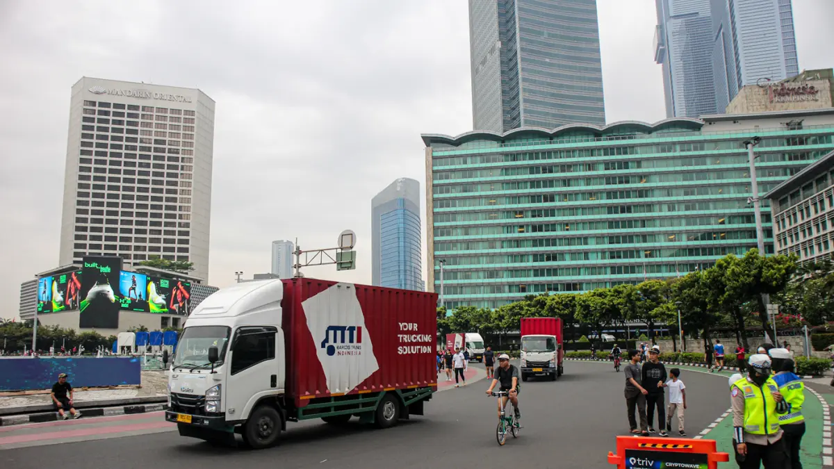 Sejumlah warga berolahraga di Bundara HI, Jakarta, Minggu (14/06/2026). (Hanung Hambara/Jawa Pos)