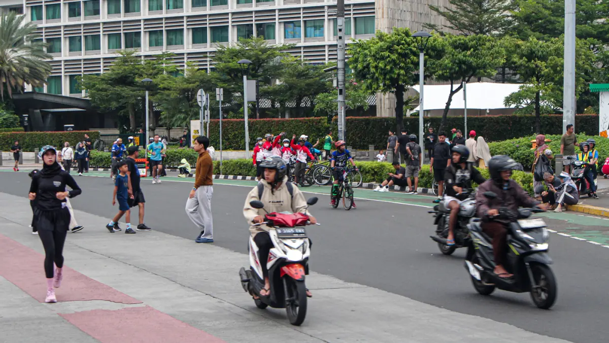 Sejumlah warga berolahraga di Bundara HI, Jakarta, Minggu (14/06/2026). (Hanung Hambara/Jawa Pos)