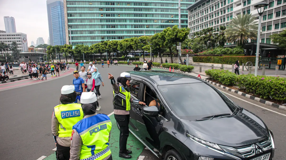 Sejumlah warga berolahraga di Bundara HI, Jakarta, Minggu (14/06/2026). (Hanung Hambara/Jawa Pos)