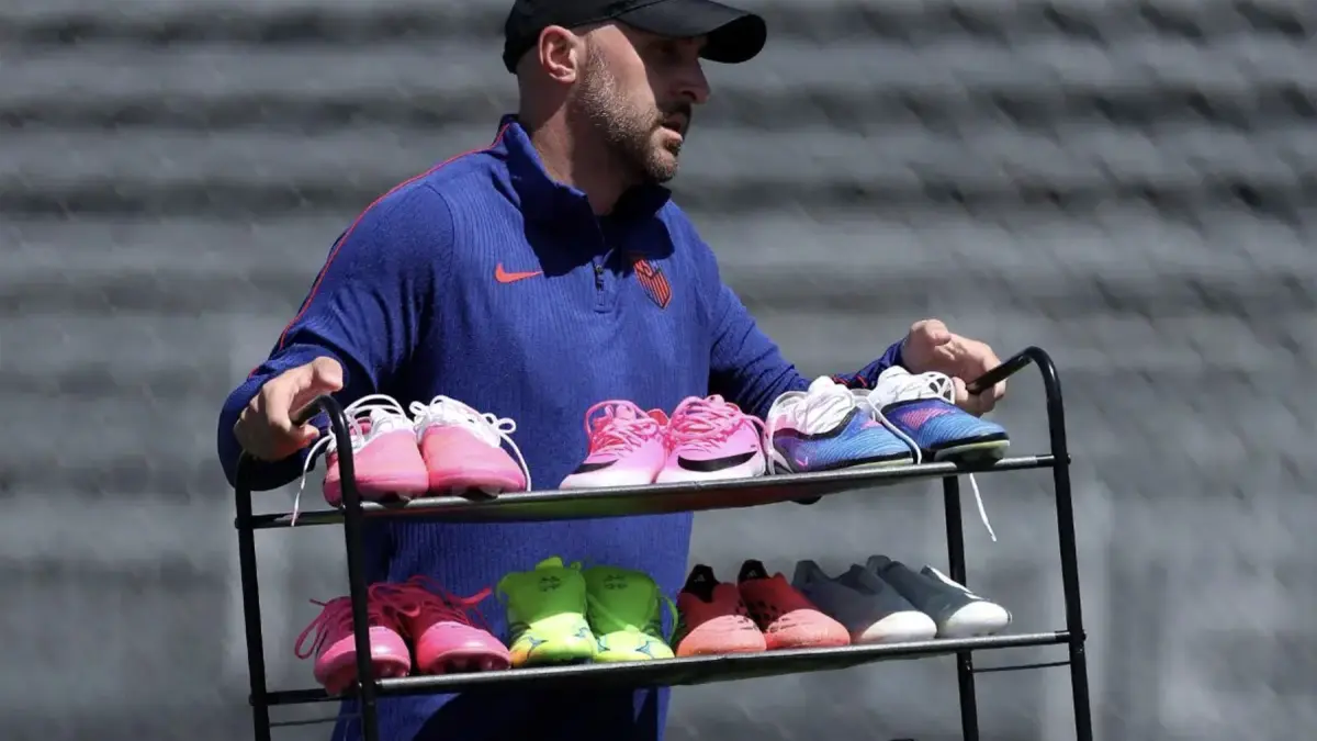 Seorang staf mengangkat sepatu pemain di sesi latihan Piala Dunia 2026. (Dok. WION)