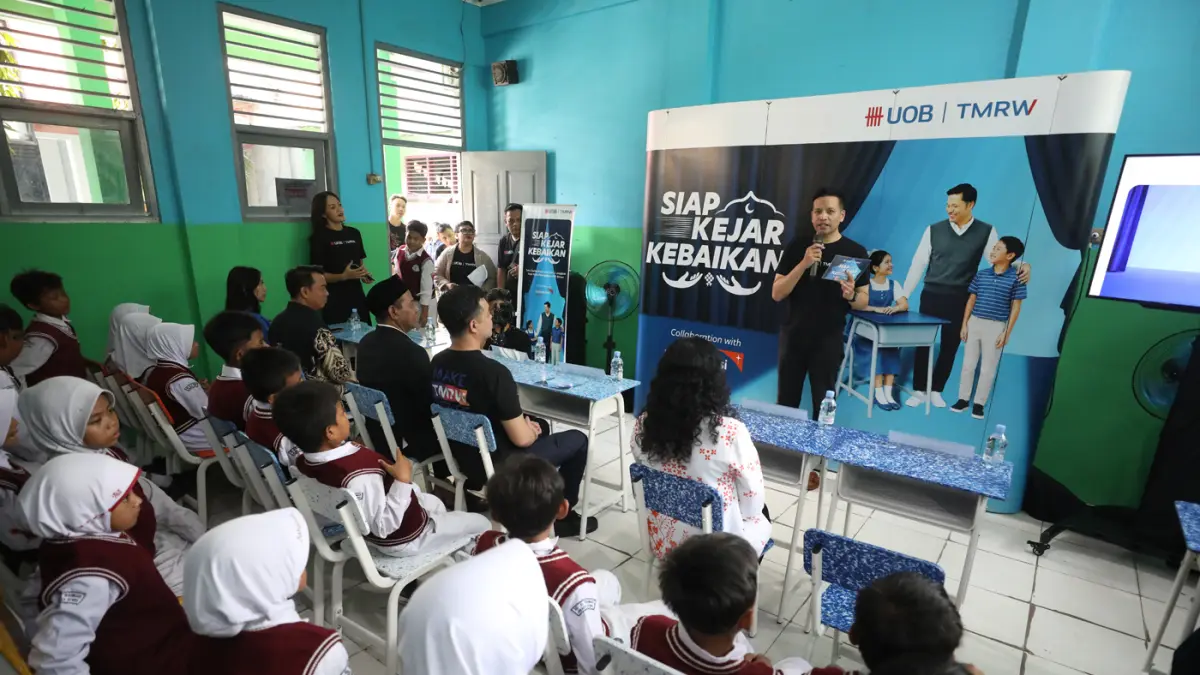 Siswa belajar literasi keuangan disela-sela acara penyerahan donasi kepada SD, SMP, SMA Al Rahmah di Jakarta, Senin (15/6/2026).
