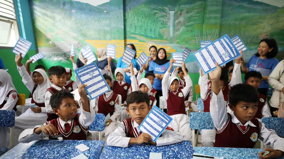 Siswa belajar literasi keuangan disela-sela acara penyerahan donasi kepada SD, SMP, SMA Al Rahmah di Jakarta, Senin (15/6/2026).