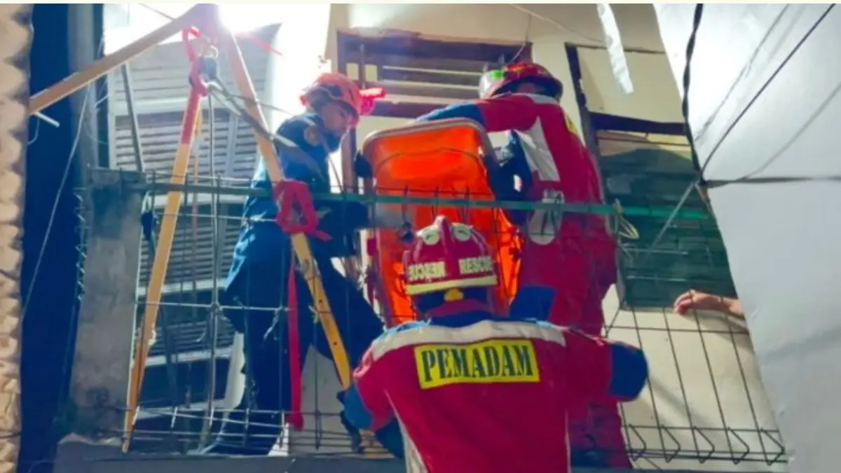 Petugas damkar mengevakuasi jenazah warga berbobot sekitar 120 kg dari lantai dua sebuah rumah di Kelurahan Jati, Pulo Gadung, Selasa (16/6). (ANTARA/Sudin Gulkarmat Jakarta Timur) - Image