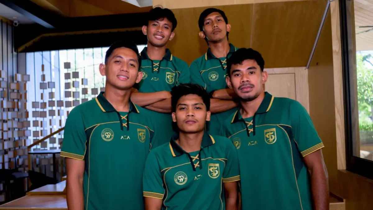 Syahrul Lasinari (kanan bawah) dan para pemain baru Persebaya. (Dok. Persebaya Surabaya) - Image