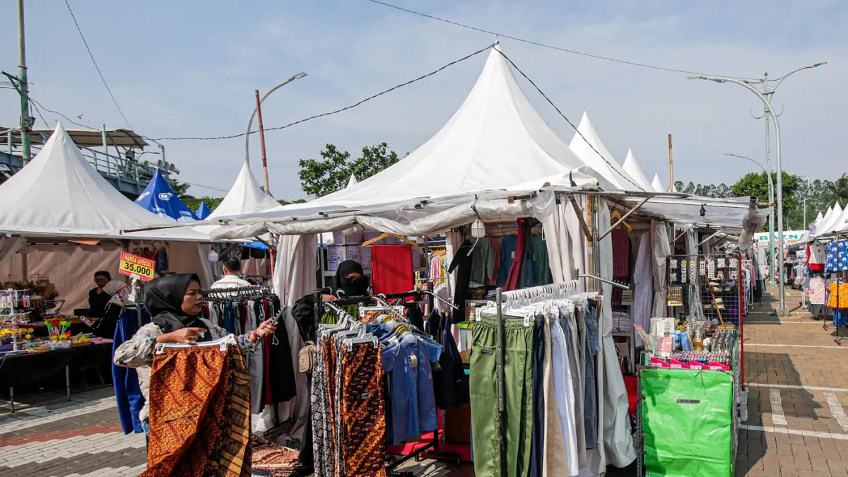 Sejumlah pengunjung memadati serta berbelanja di acara Festival Al-Azhom 2026 di halaman depan masjid Al-Azhom Kota Tangerang, Selasa (16/06/2026). Sejumlah pengunjung memadati serta berbelanja di acara Festival Al-Azhom 2026 di halaman depan masjid Al-Az