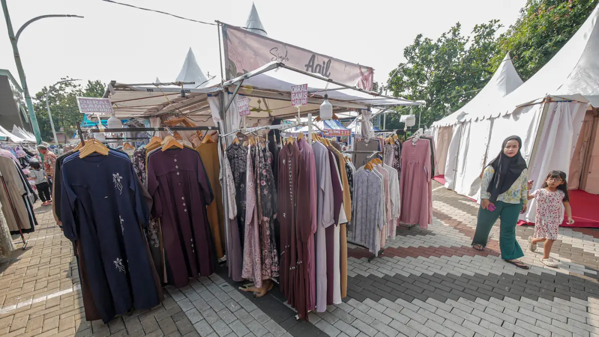 Sejumlah pengunjung memadati serta berbelanja di acara Festival Al-Azhom 2026 di halaman depan masjid Al-Azhom Kota Tangerang, Selasa (16/06/2026). Sejumlah pengunjung memadati serta berbelanja di acara Festival Al-Azhom 2026 di halaman depan masjid Al-Az