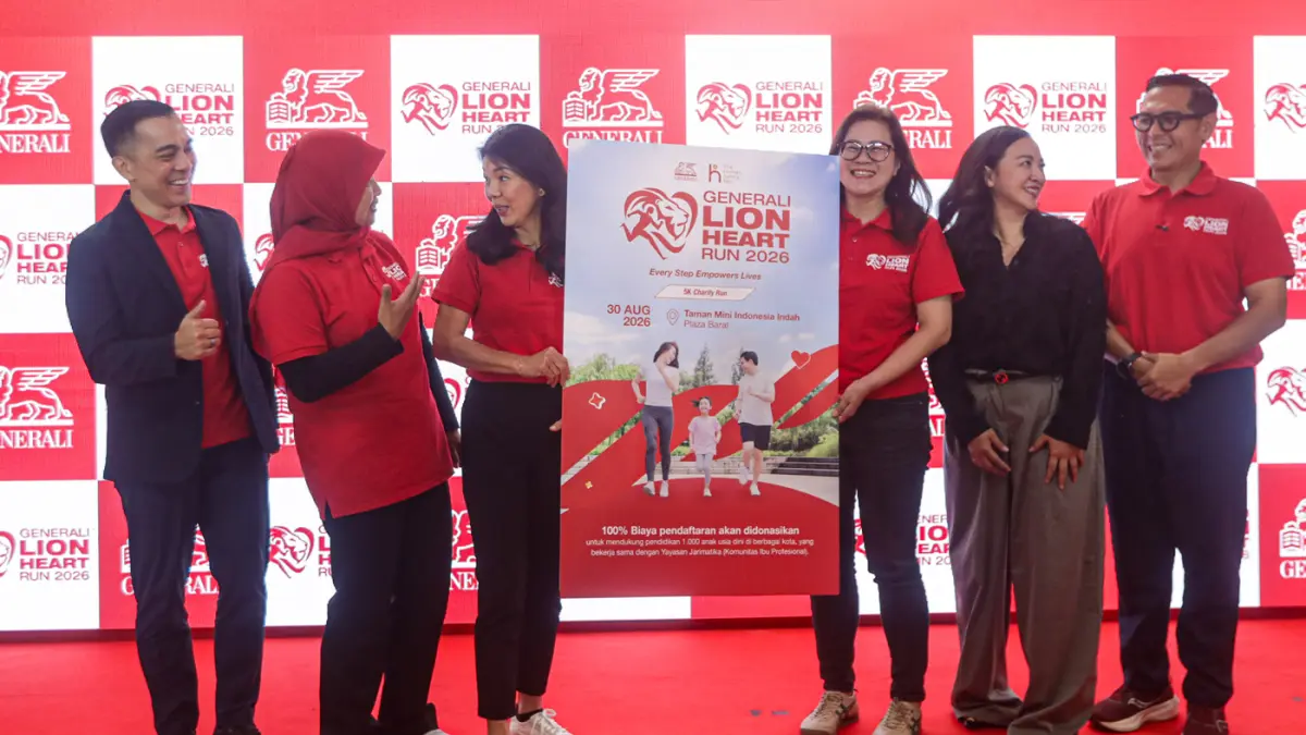President Director and CEO Generali Indonesia Rebecca Tan (ketiga dari kiri), Chief Product Management and Marketing Officer Jong Wie Siu (ketiga dari kanan), bersama Founder Yayasan Jarimatika (Ibu Profesional) Septi Peni Wulandani (kedua dari kiri), Dir