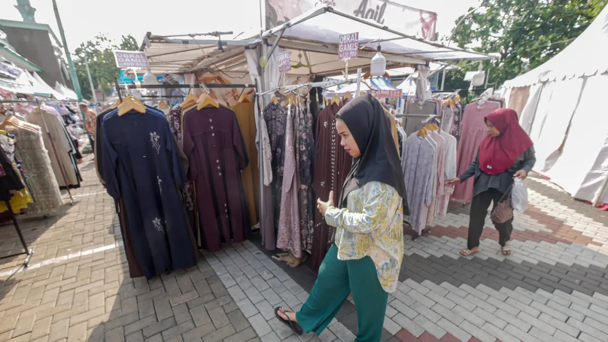 Sejumlah pengunjung memadati serta berbelanja di acara Festival Al-Azhom 2026 di halaman depan masjid Al-Azhom Kota Tangerang, Selasa (16/06/2026). Sejumlah pengunjung memadati serta berbelanja di acara Festival Al-Azhom 2026 di halaman depan masjid Al-Az
